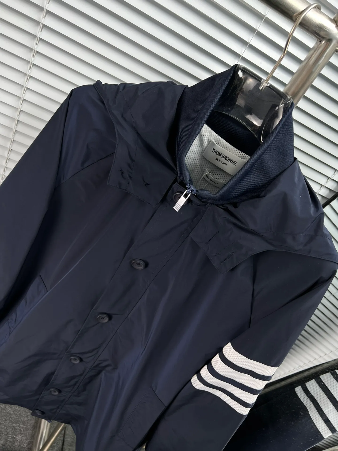 THOM BROWNE🇳🇱 ，Classic ， 。 TB ， White ， ， 。 ：Navy Blue、 Green Sizes：1-4